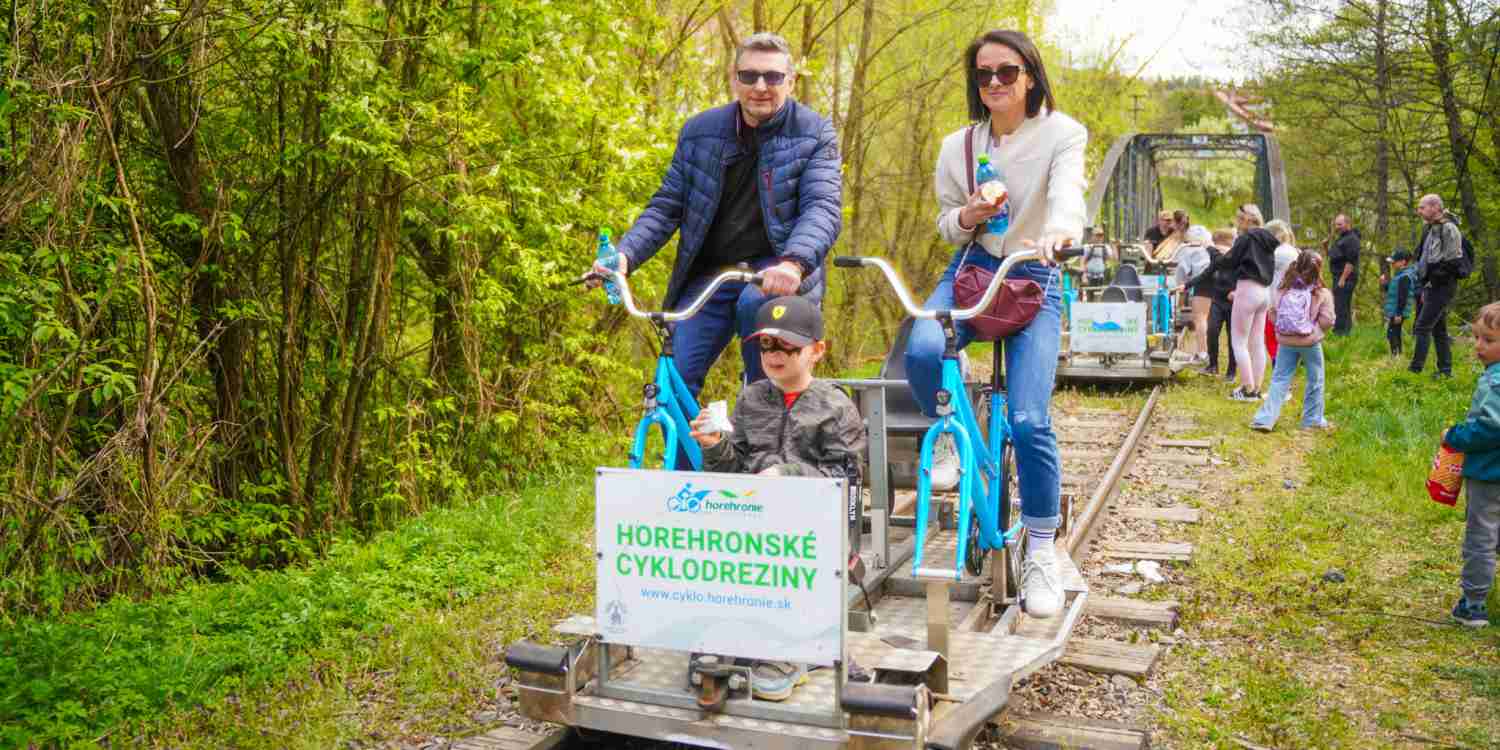 Preteky na Horehronských cyklodrezinách opätovne zahájili letnú turistickú sezónu v Hronci