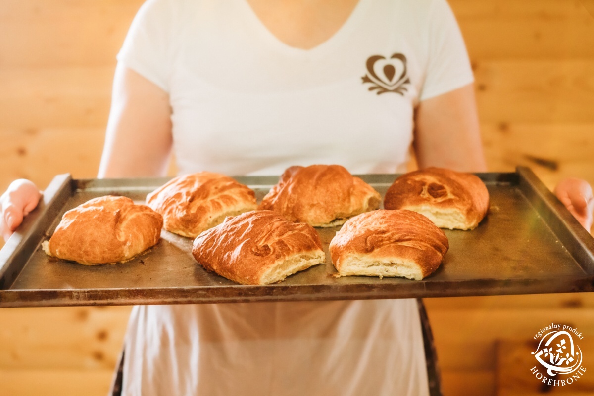 Legendary sweet cottage cheese and plum-crackling yeast pastries from Zbojská